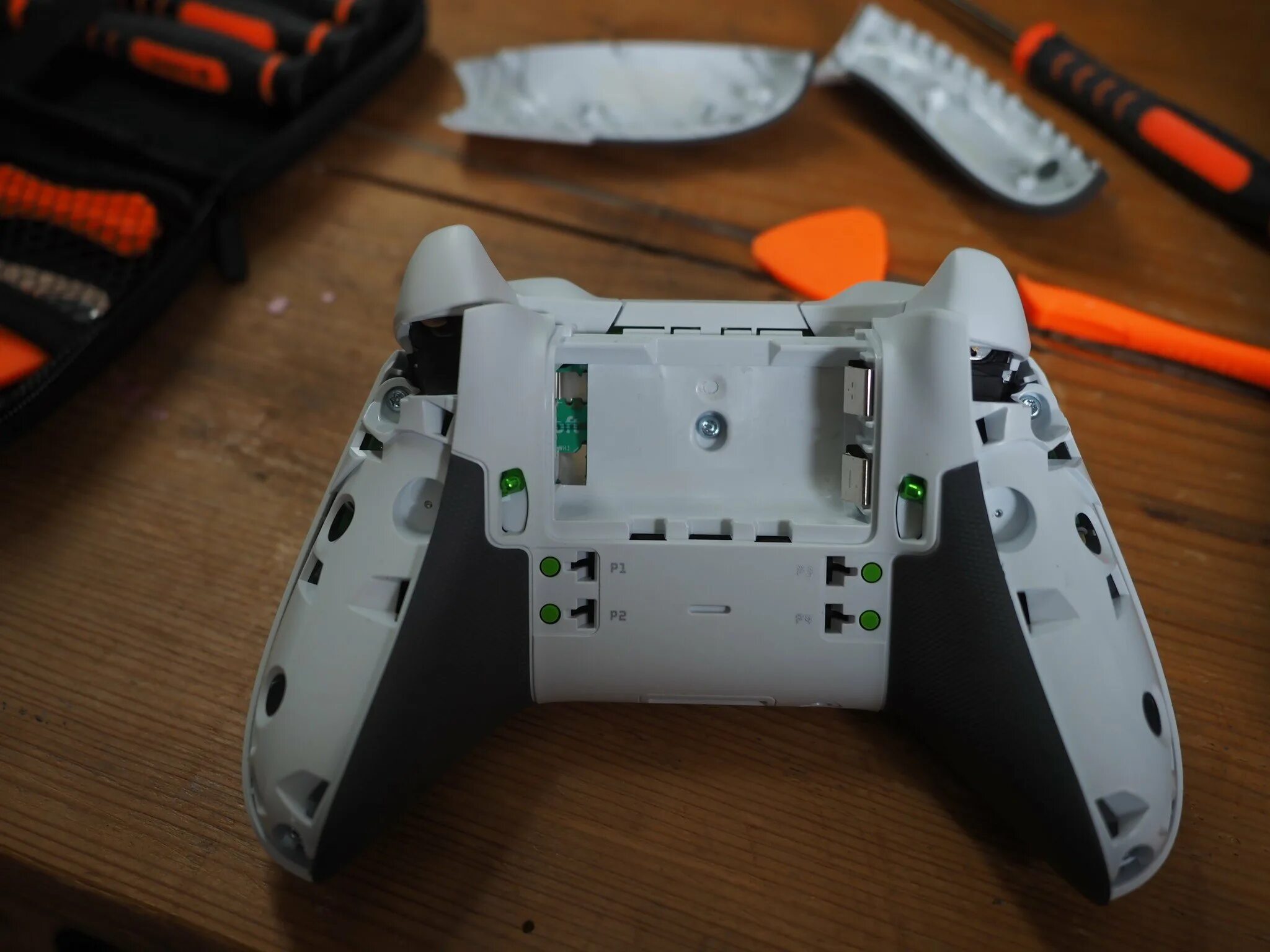 Как разобрать xbox one. Xbox one Gamepad disassembled. Разобрать джойстик Xbox one. Разбор геймпада Xbox one s. Разборка геймпада Xbox one.