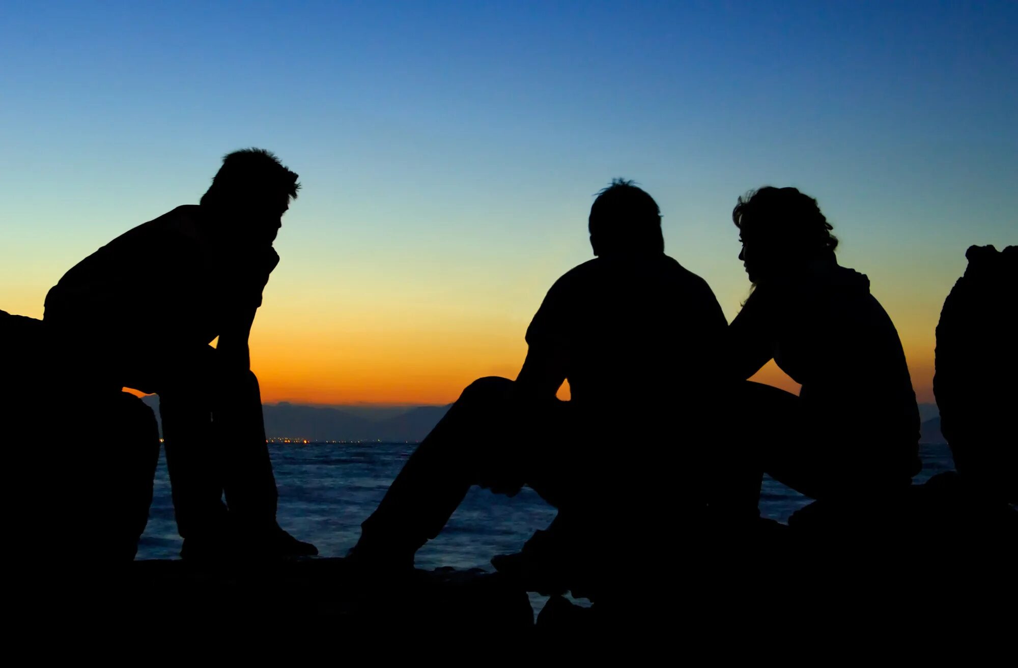 Имена числительные двое трое пятеро называются. Четыре друга. Друзья со спины. Силуэт человека на закате. Двое четверо.