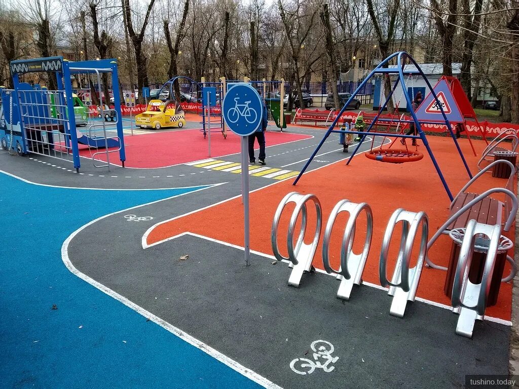 паровозик в детский сад на участок. детская площадка московский транспорт. детская площадка у метро киров. детская площадка транспорт. постройки на участке детского сада.