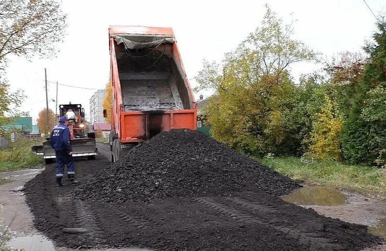 Асфальтная крошка камаз. Газ-3307 самосвал песок отсев щ. Сколько асфальта в камазе. Асфальтная крошка зил. Асфальтная крошка.