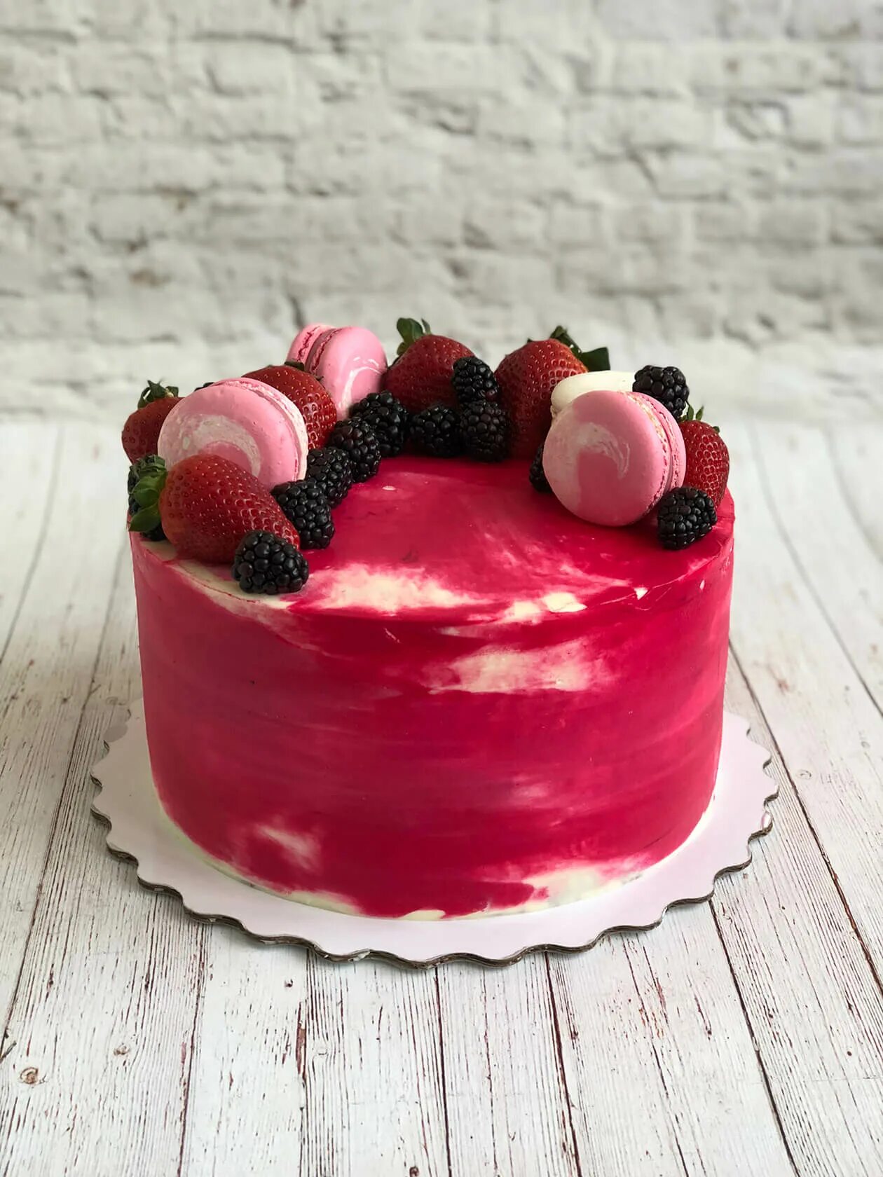 Торт красный бархат мирель. Торт красный бархат украшение. Торт красный бархат украшение для девушки. Торта "красный бархат" (red velvet). Красный бархат девочке.