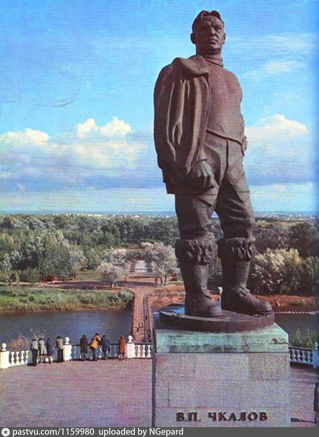 Памятник Чкалову в Оренбурге. Памятник Валерию Чкалову в Оренбурге. Памятник Чкалову Оренбург на Советской. Чкалов статуя Оренбург. В каком году оренбург переименовали в чкалов