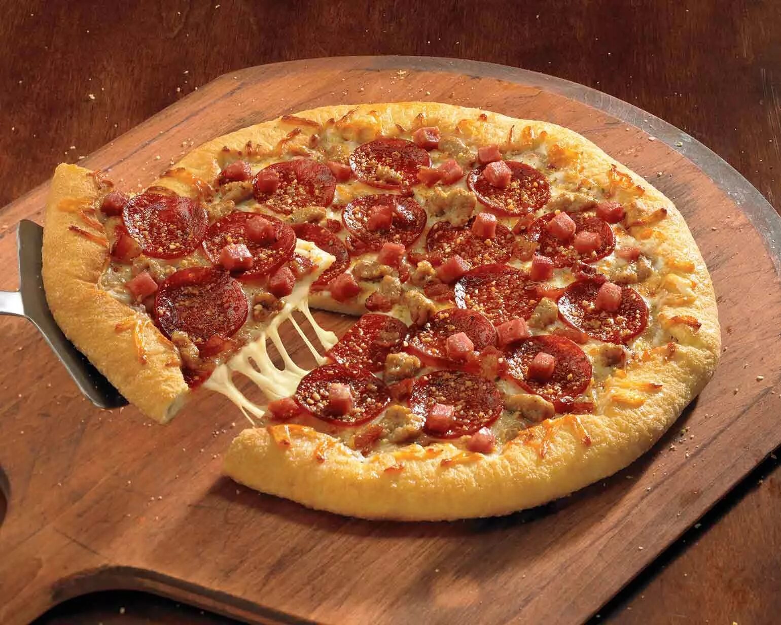 Пицца на толстом тесте. Стейк, яблочный пирог, пицца. Многослойная пицца. Мясной пирог пицца. Великий мясной пирог пицца.