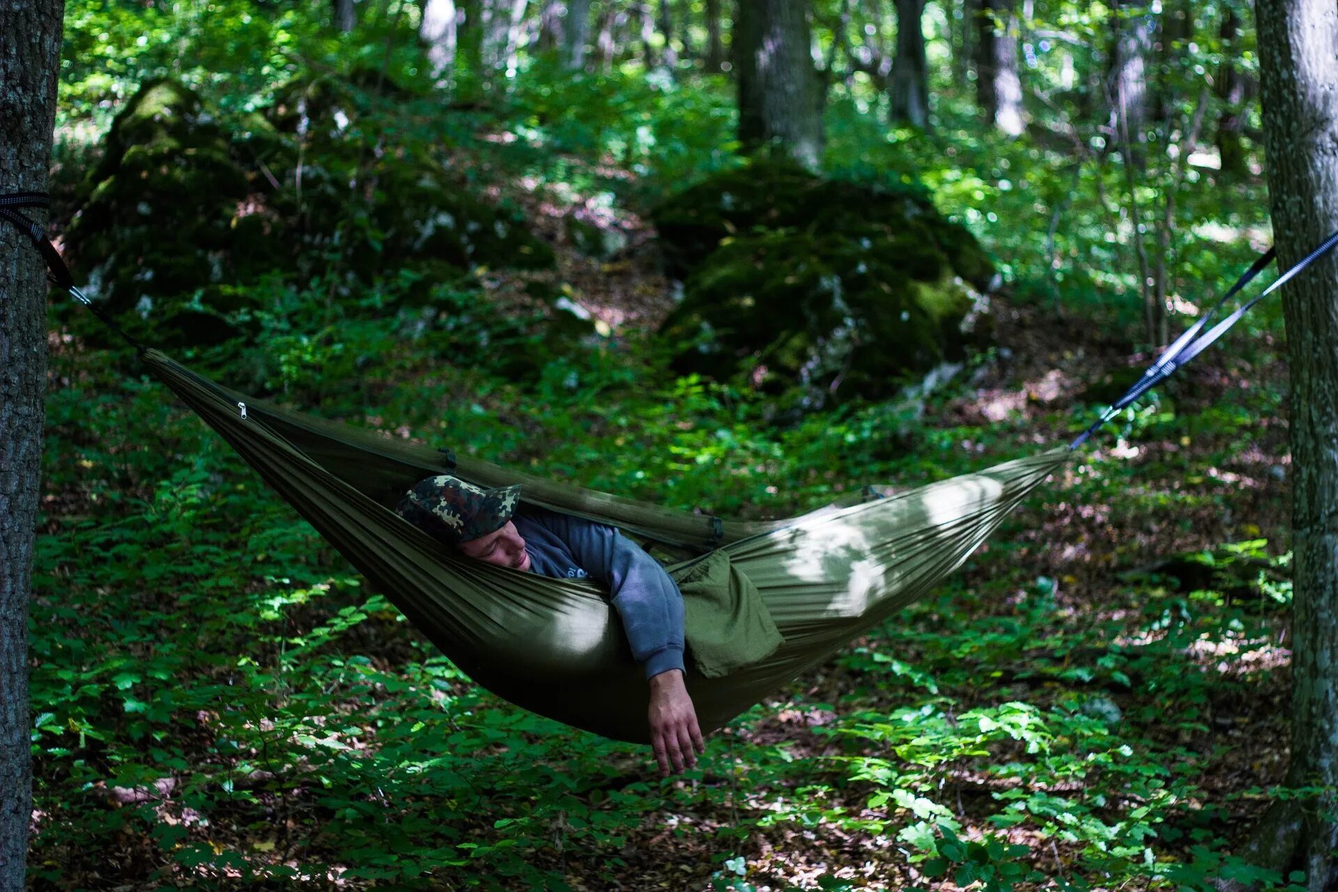 Гамак выживальщика. Гамак бушкрафт. Фотосессия на гамаке в лесу. Adventure forest