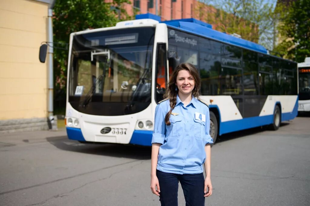 Троллейбус учиться. Водитель троллейбуса. Девушка водитель троллейбуса. Форма водителя автобуса. Форма водителя троллейбуса.