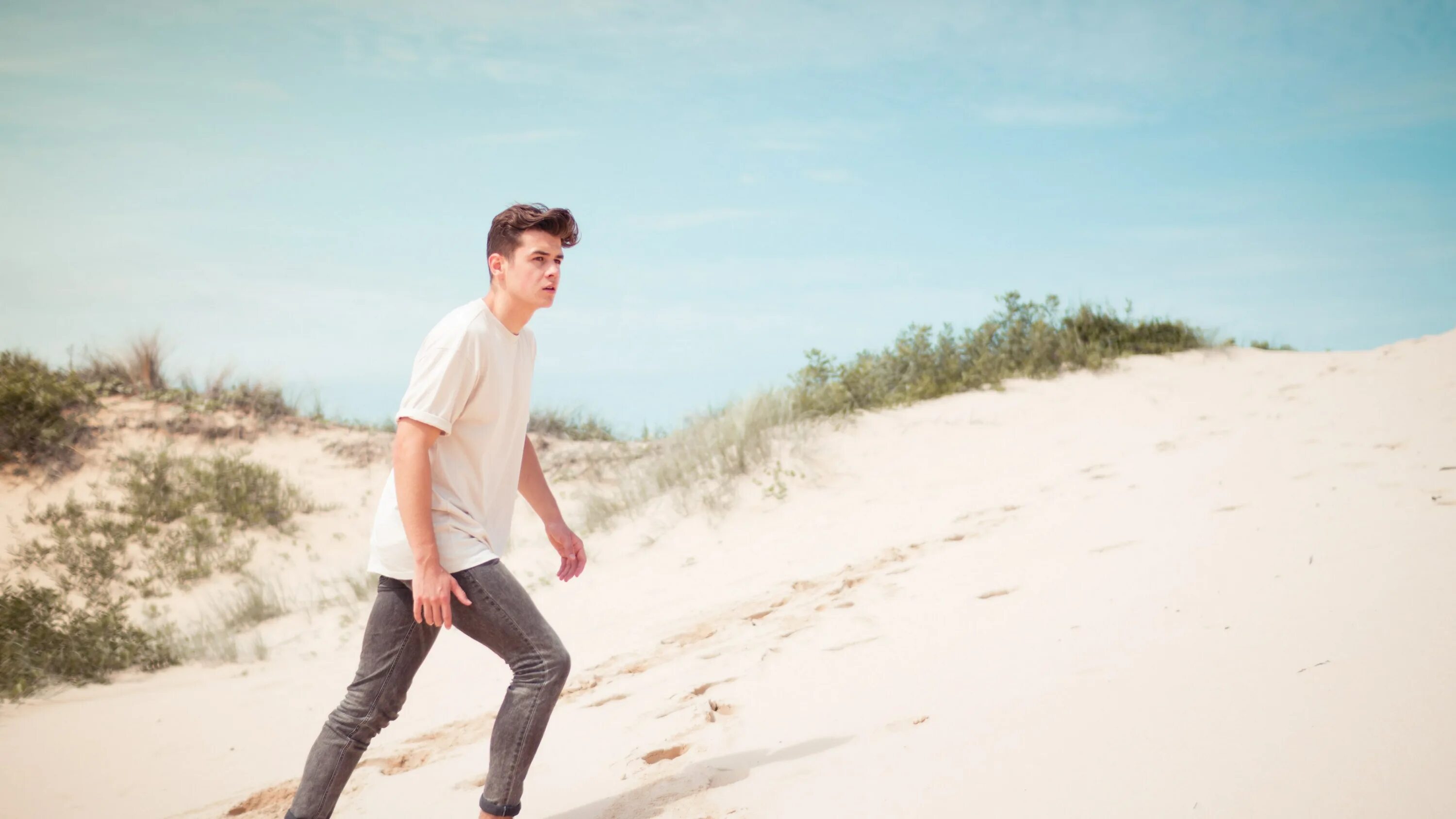 Перемены в жизни. Мужская фотосессия в песках. Walking in the sand. Walking in the sand. Следы на песке.