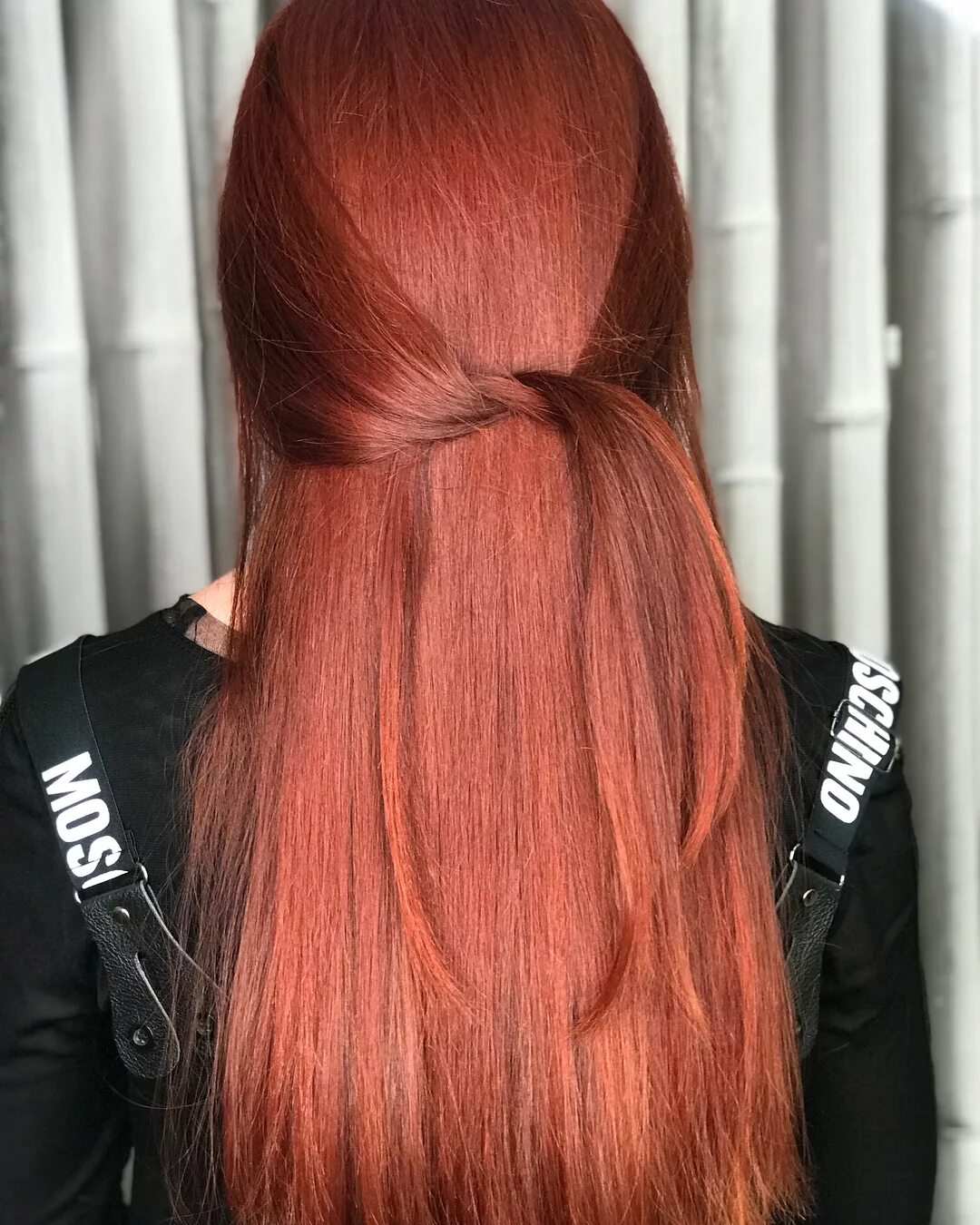 волосы красное дерево. дерево цветводос. каштаново махагоновый цвет волос. волосы красное дерево. оттенок волос красное дерево.