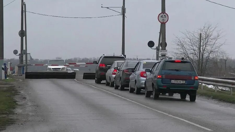 Погода в придорожной каневского. Светофор на переезде. Кушва ЖД переезд. ЖД переезд нарушение. Погнутый переездной светофор.