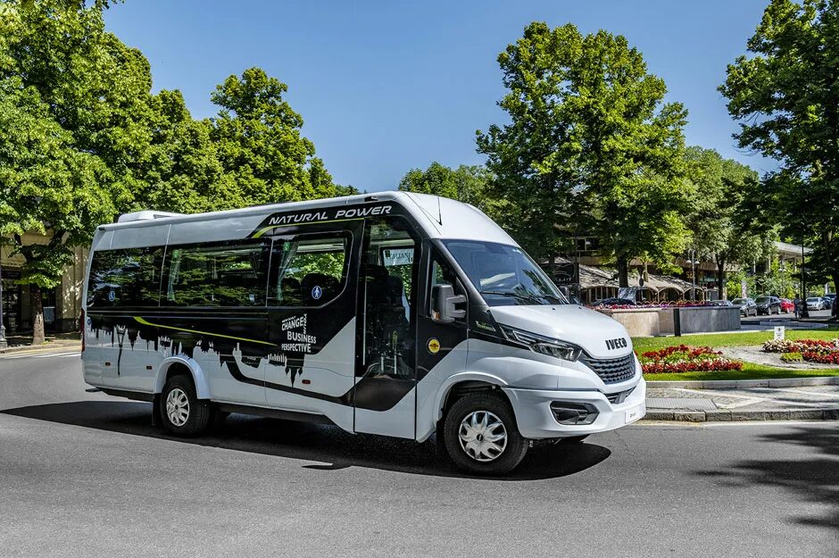 Купить автобус ивеко. Iveco Daily Bus. Iveco Daily автобус 2020. Iveco Daily Minibus. Ивеко 20 мест.