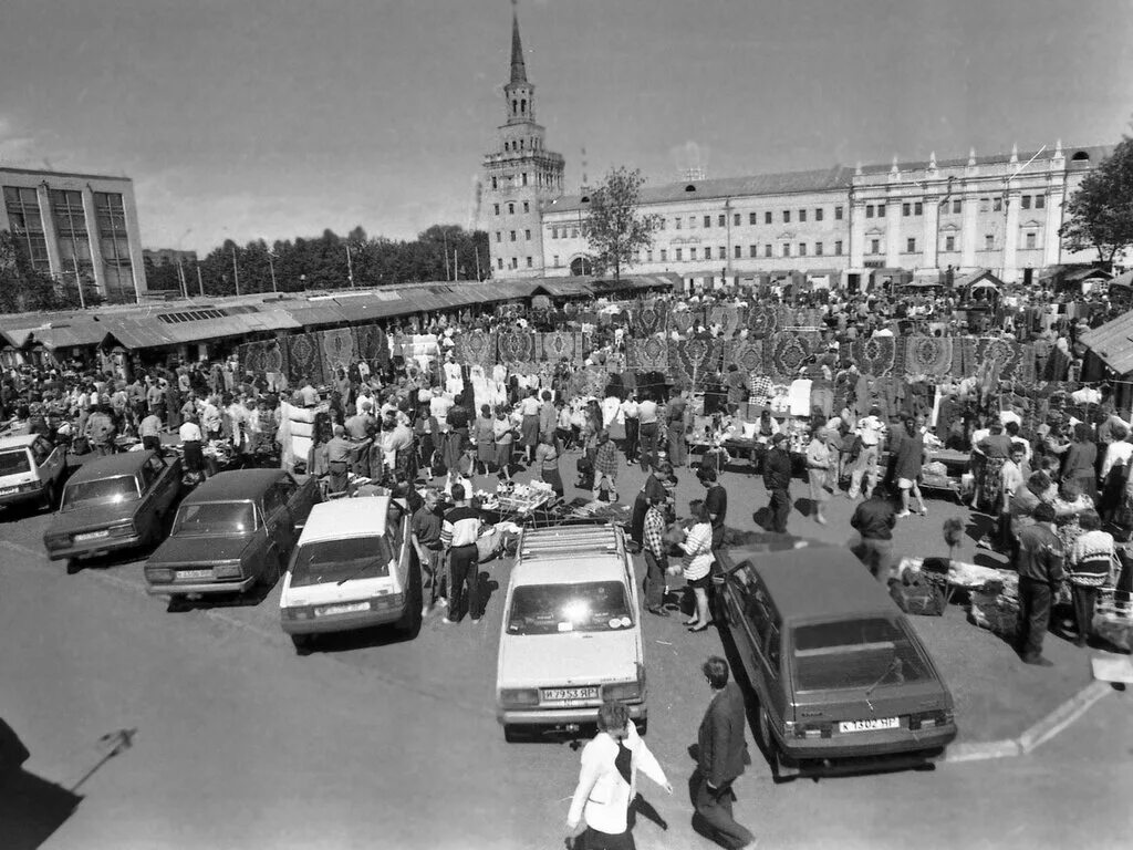 1993 век. Ярославль 1990. Ярославль 90-е. Ярославль в 90-е годы. Рынок в 90е годы на площади революции в Осинниках.