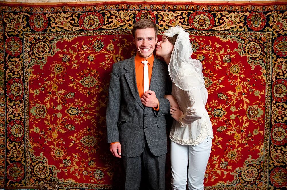 голый мужчина на фоне ковра. видео на фоне ковра. ковер фон. портрет на фоне ковра. видео на фоне ковра.