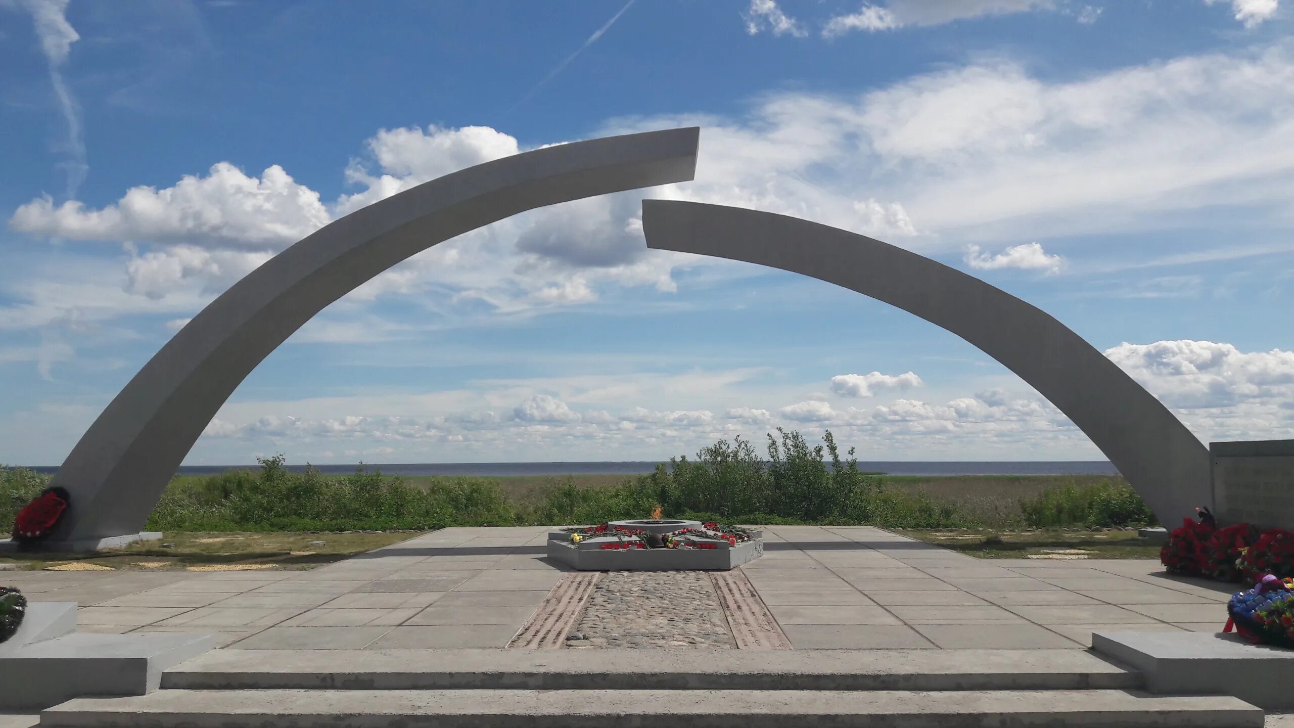 Долгие дороги жизни. Памятник разорванное кольцо блокады Ленинграда. Дорога жизни Ленинград. Разорванное кольцо Ладожское озеро. Дорога жизни блокадного Ленинграда Ладожское озеро.