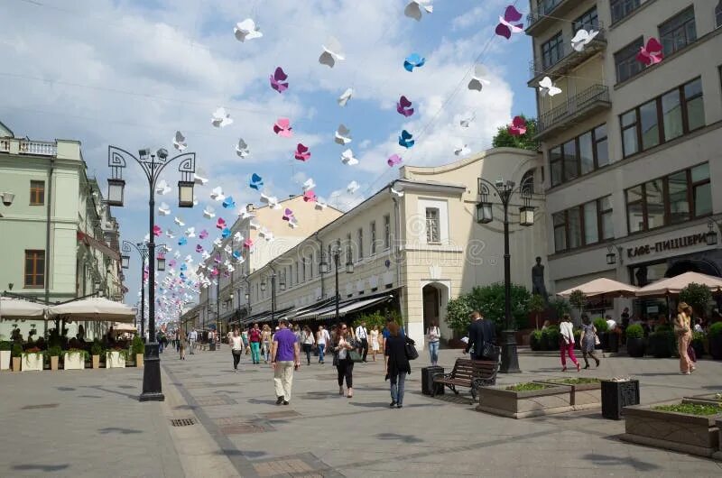 Баста камергерский переулок. Камергерский переулок Москва. Камергерский переулок летом. Москва Камергерский переулок летом.