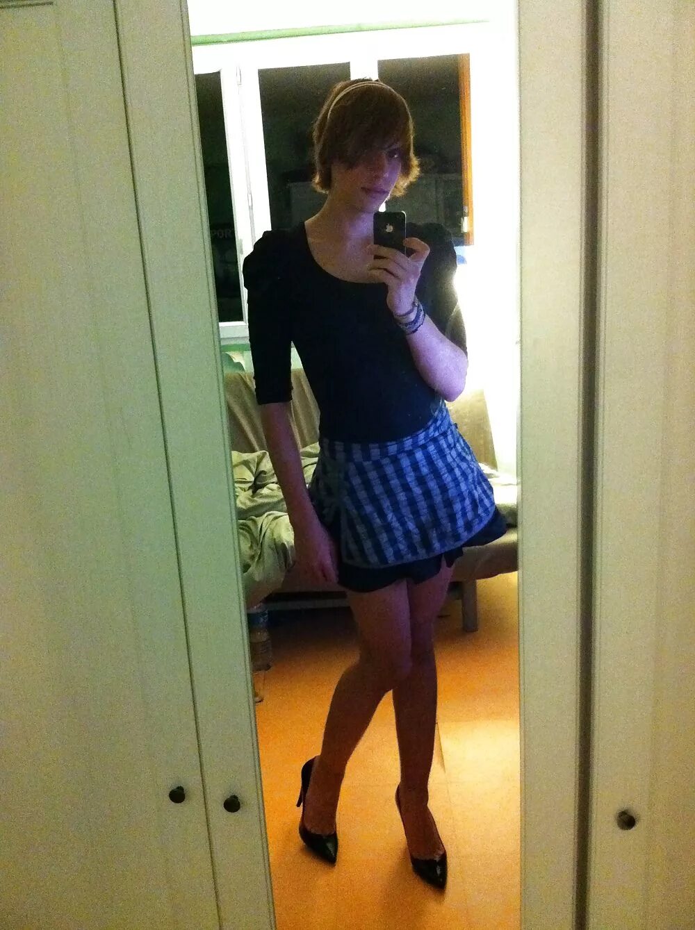 Фембой бтс. Парни в женском. Пассив домашнее. Мужские чулки. Пресс парня в зеркале.