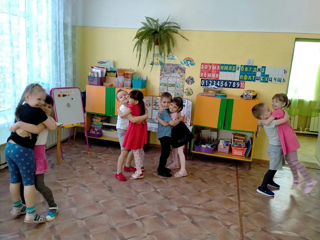 Игры в детском саду. Дружба старшая группа. Проект дружба в детском саду старшая группа. Рисование в доу. Поделки ко дню народного единства в детском саду.