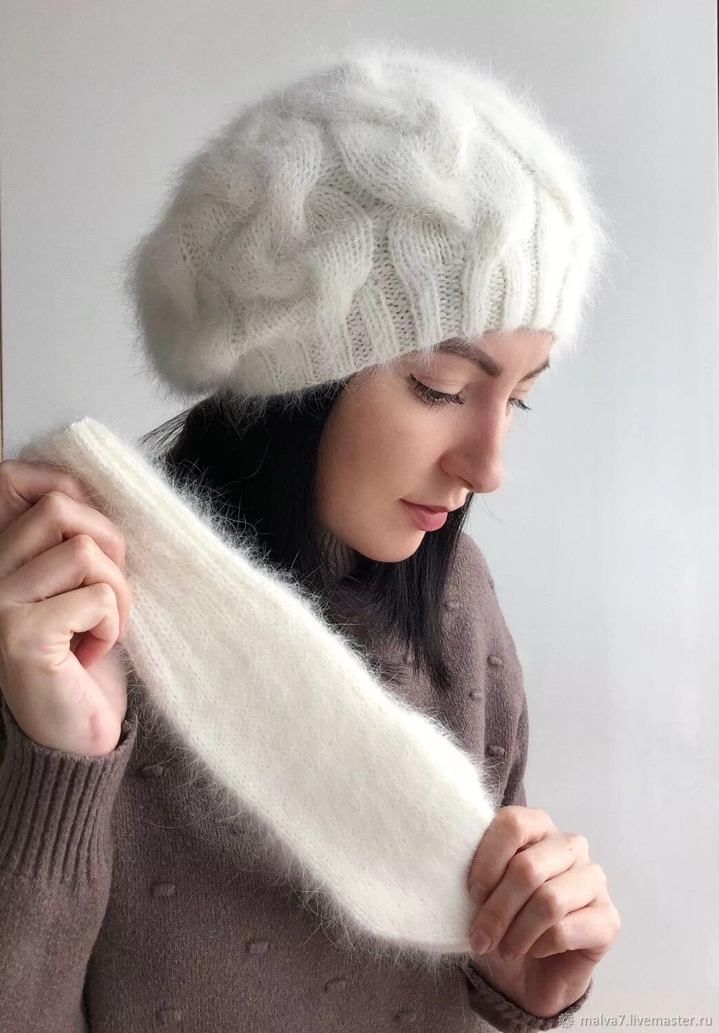 Связать женскую шапку спицами из пуха норки. Шапка из пряжи норка. шапка из пуха норки. вязаная шапка из пуха норки. шапки из норкового пуха.