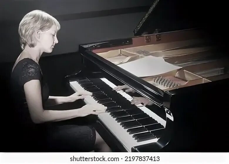 Anna plays the piano. Женщина за роялем. Красный рояль. Anna plays the piano. Фортепиано для детей.