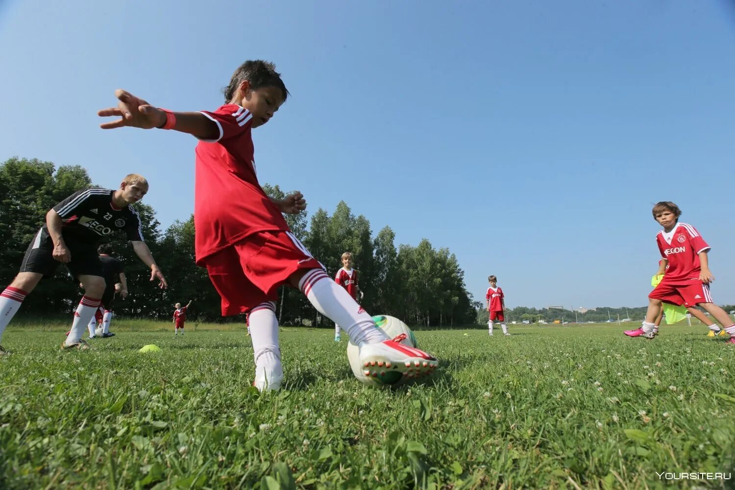 Игра в футбол длится. Футбол дети. Летний футбольный лагерь. Детский футбольный лагерь. Лето футбол дети.