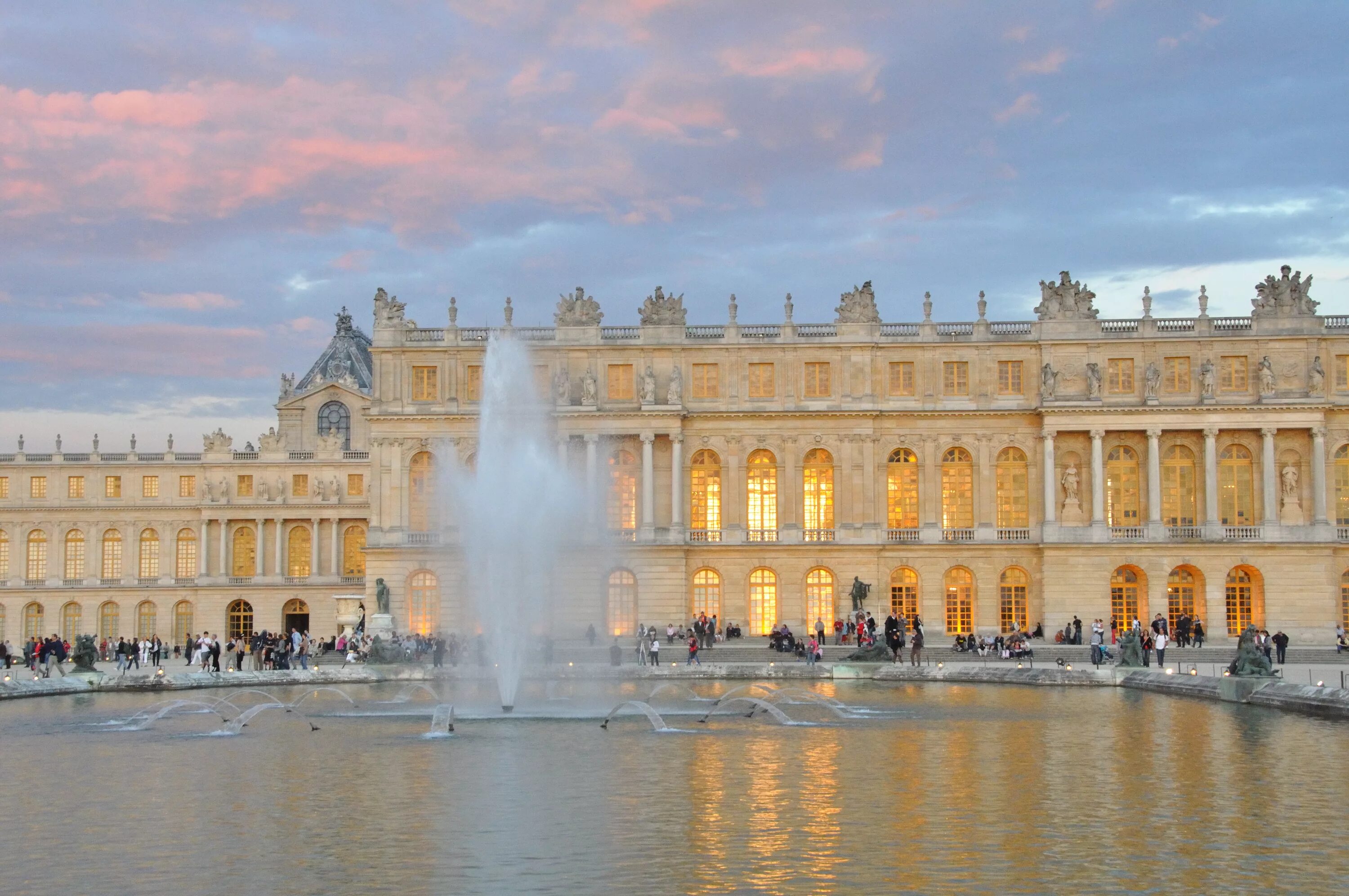 Версаль билеты. Версальский дворец дворцы Франции. Королевский двор Версальского дворца. Версальский дворец Версаль классицизм. Замок Версаль Франция.