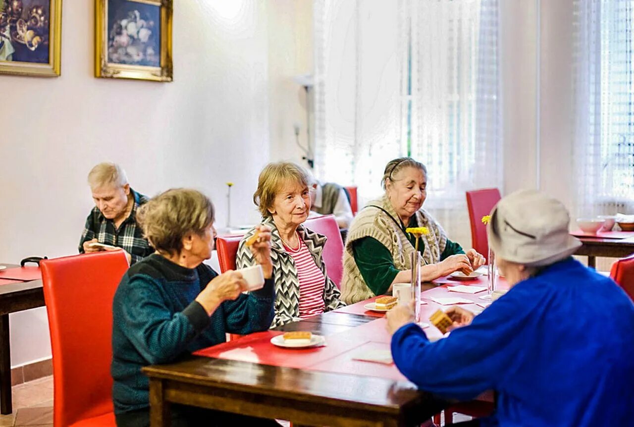 Пансионат серебряный рассвет деревня Власово. Пенсионеры в санатории. Санаторий для престарелых. Пожилые люди в санатории.