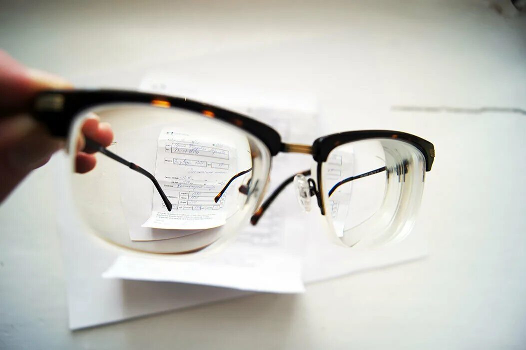 Называются очки для зрения вдаль и вбливь. Очки с диоптриями в стиле Минимализм. 12 Диоптрий это. Очки с двумя диоптриями одновременно. Диоптрия в очках что это