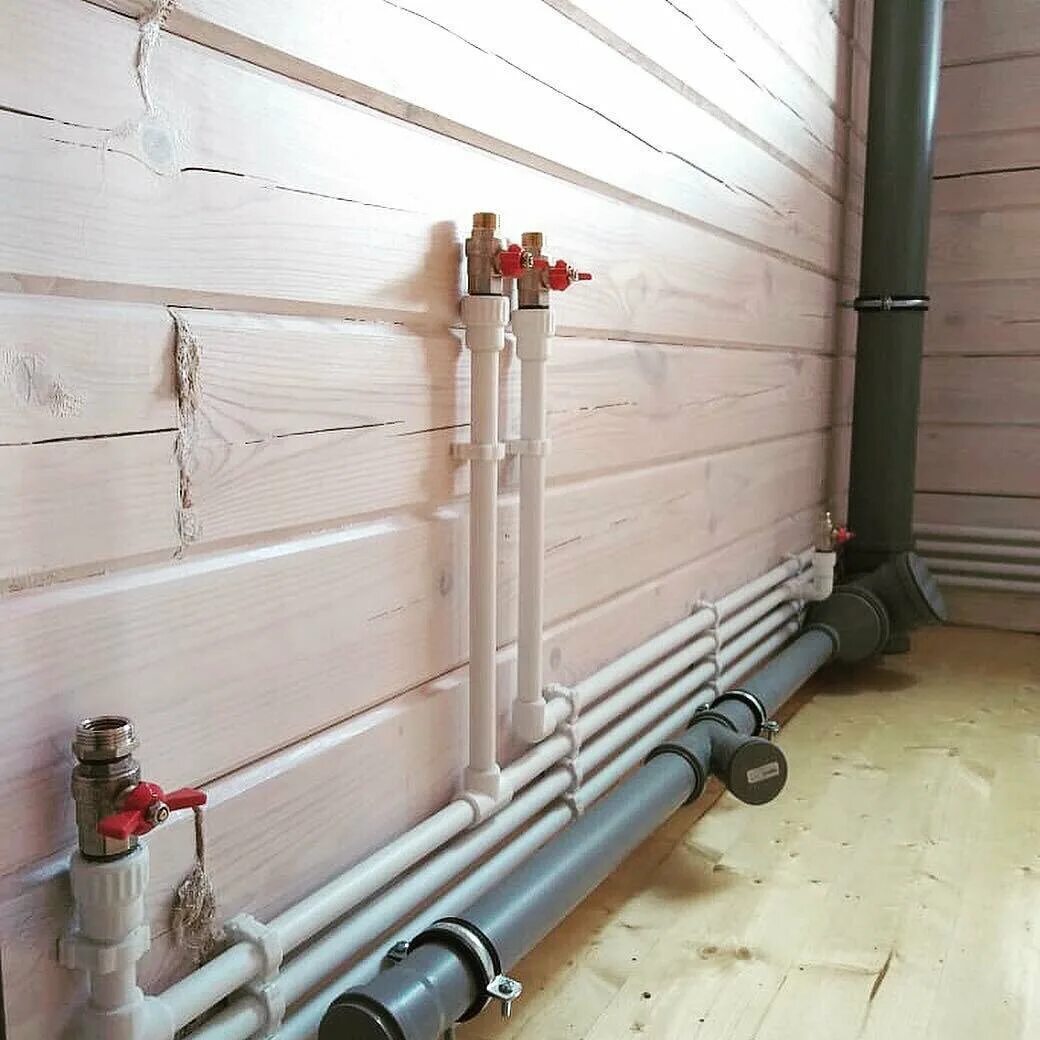 Система отопления в частном доме. Отопление в загородном доме. Отопление в частном доме через. Электрический котёл для отопления частного дома 100 м2. Инженерные коммуникации в доме отопление.
