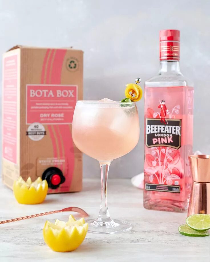 С чем пить розовый джин. Джин Beefeater Pink коктейль. Бифитер Пинк коктейли. Коктейль с джином Бифитер Пинк. Rose Gin коктейль.