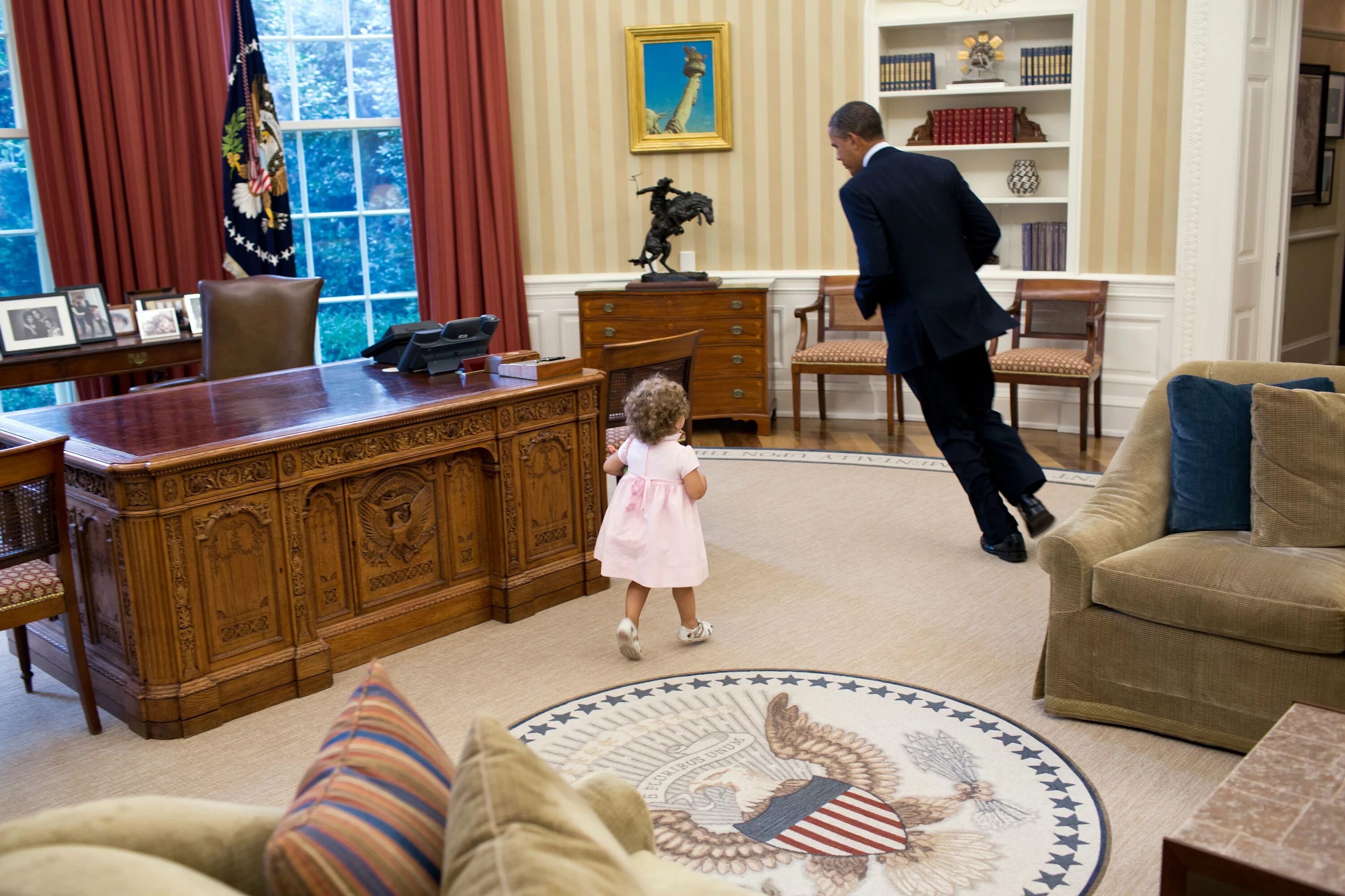 Президентские детские. Обама в Овальном кабинете. Овальный кабинет в белом доме Обама. Кабинет Барака Обамы. Овальный кабинет президента США.