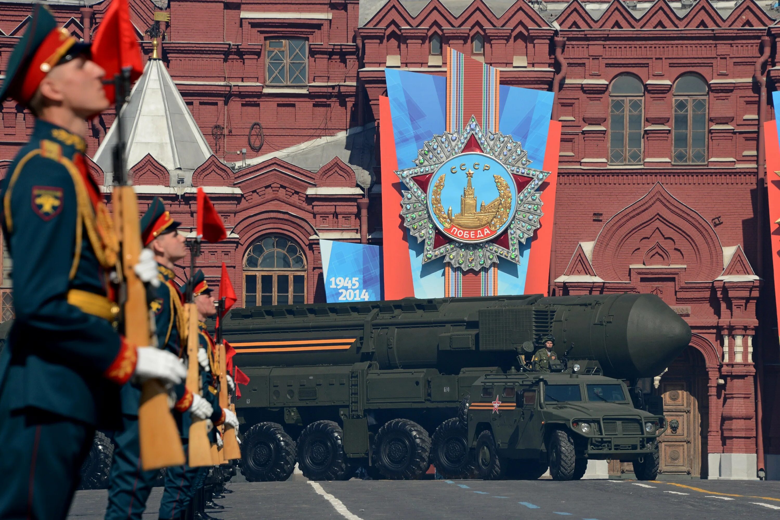 Парад победы на красной площади в москве. Парад Победы 2014 на красной площади. Парад Победы на красной площади. Парад на красной площади 9 мая 2014 года. Парад на красной площади 9 мая.