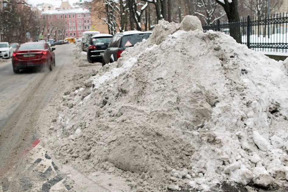 Груды снега. Снежная куча. куча снега на дороге. много снега. груда снега.