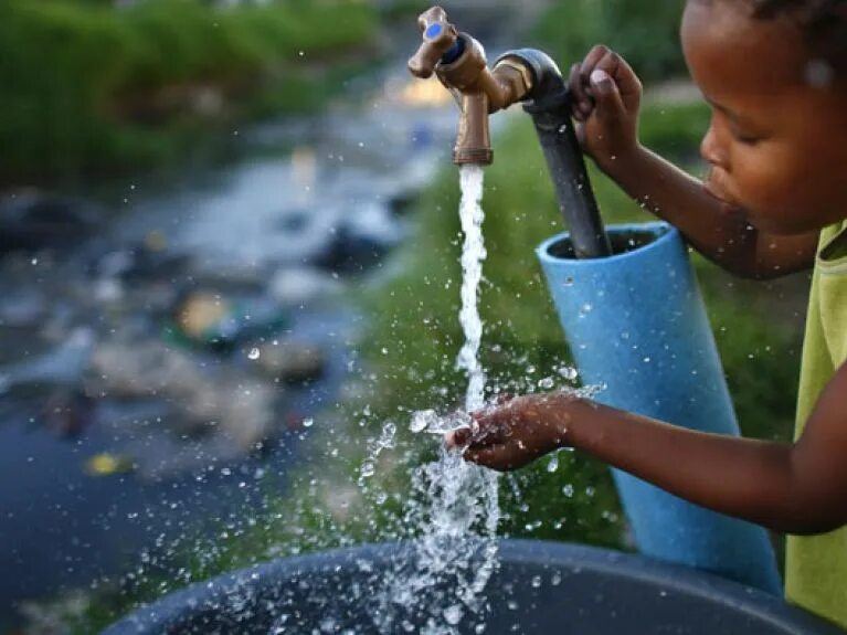 Пить мутную воду. Африканские дети пьют воду. Нехватка воды. Счастливые африканские дети с водой. Пьет грязную воду.