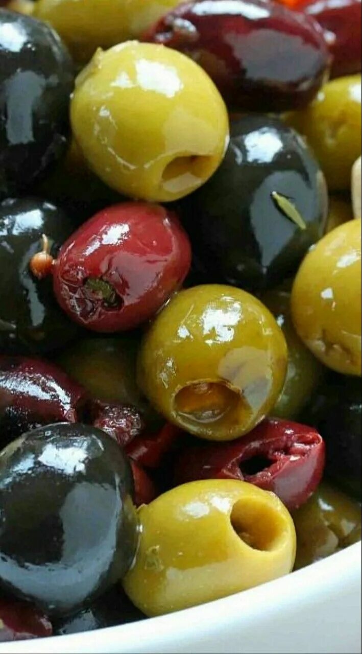 Мариновать маслины. Маринованные маслины. Оливки с добавками. Испанские битые оливки. Маринованные оливки с овощами.