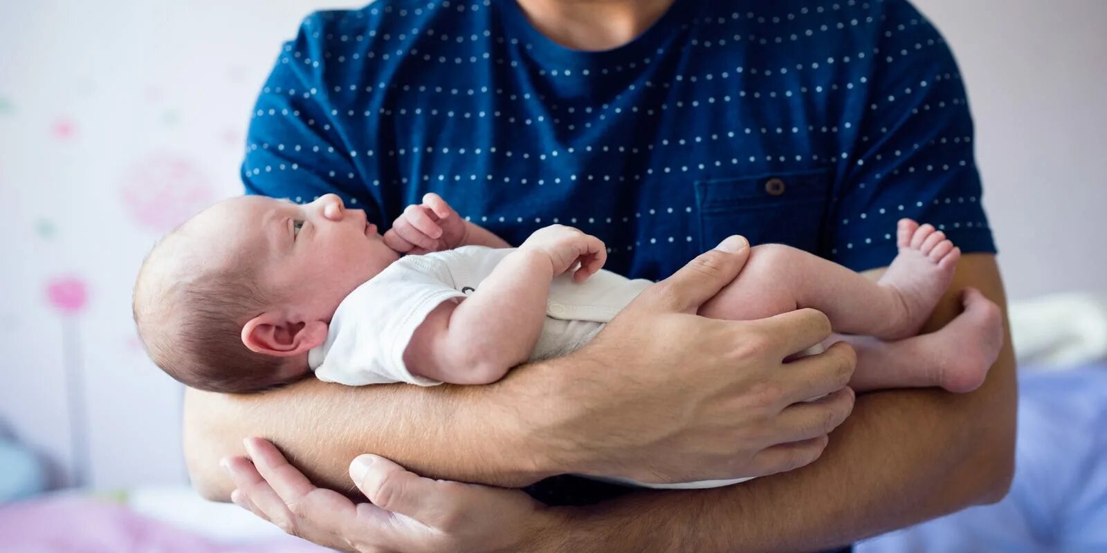 Папа накачивает. Новорожденный на руках. Младенец на руках. Грудничок на руках. Рука новорожденного ребенка.