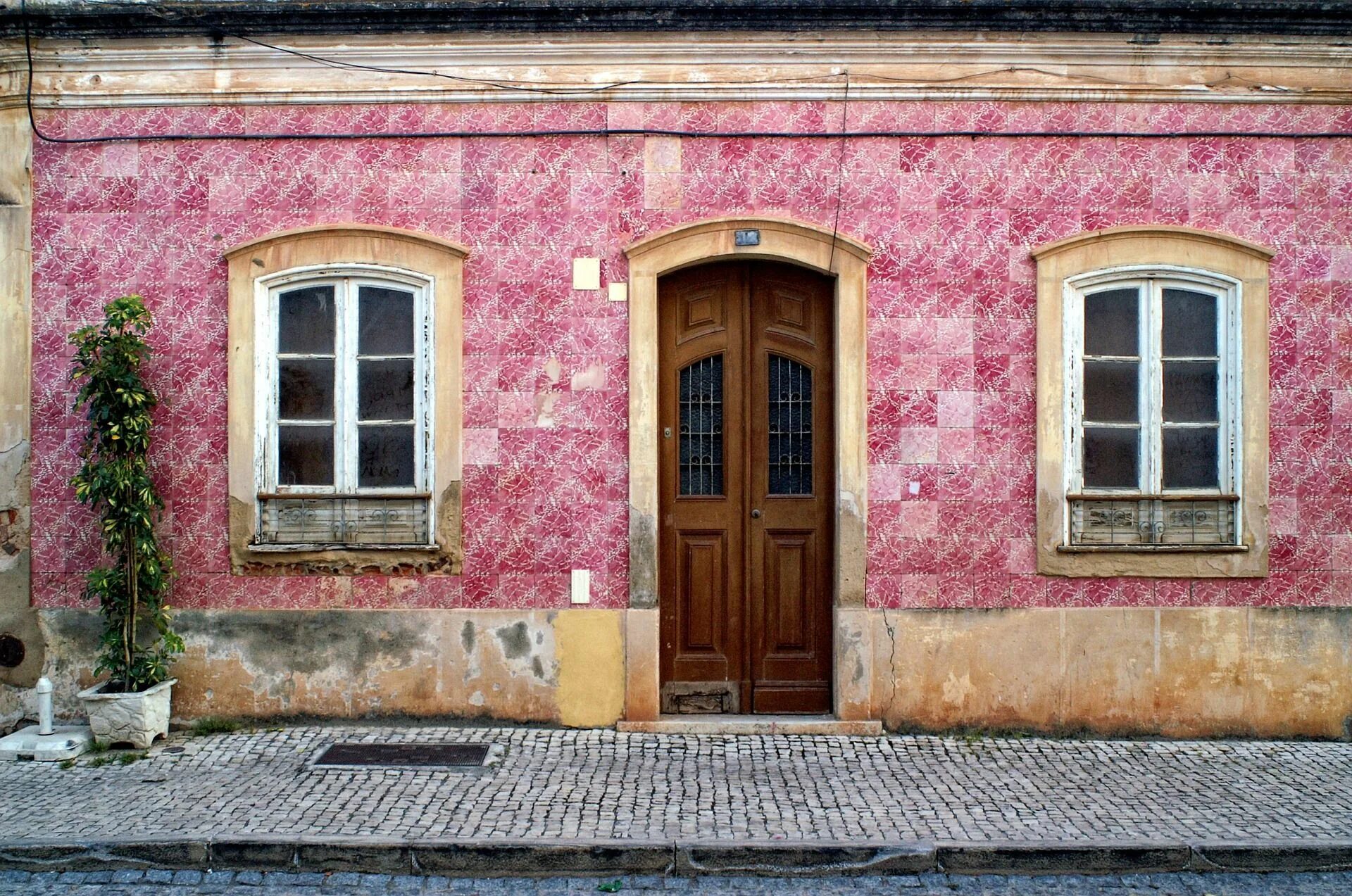 Фасад старого здания. Фасады старинных домов. Розовые фасады домов. Розовый домик. Домик окнами фасад