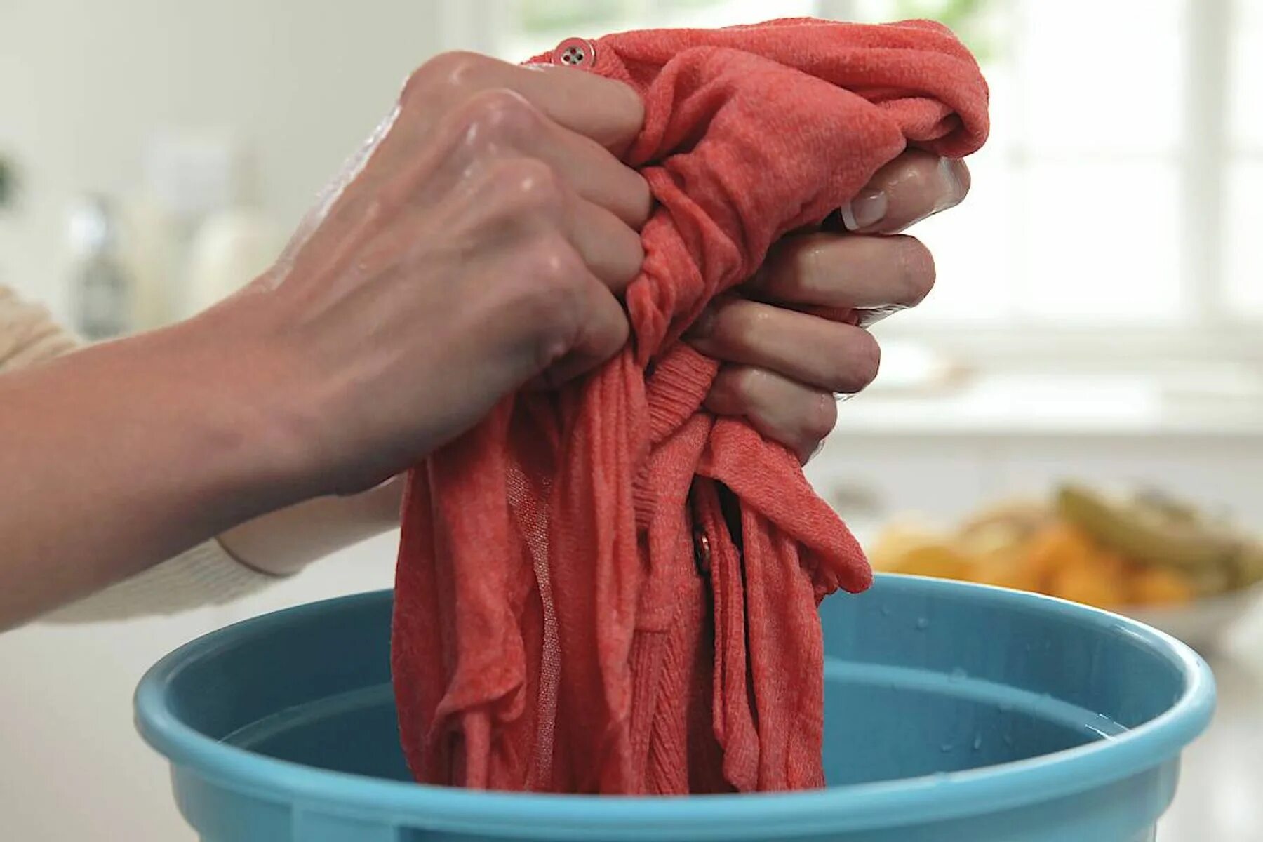 Мытье одежды. Грязная одежда. Washing clothes. Washing clothes by hand. Washing the clothes with hand.