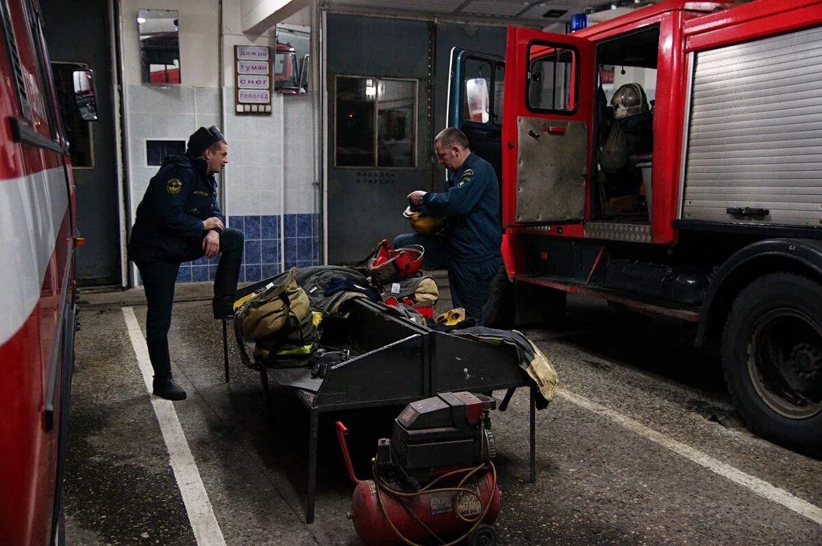 Гараж пожарного депо. Пожарная часть внутри. Гараж "пожарная часть". Пожарная часть в нктри. Пожарная часть изнутри.