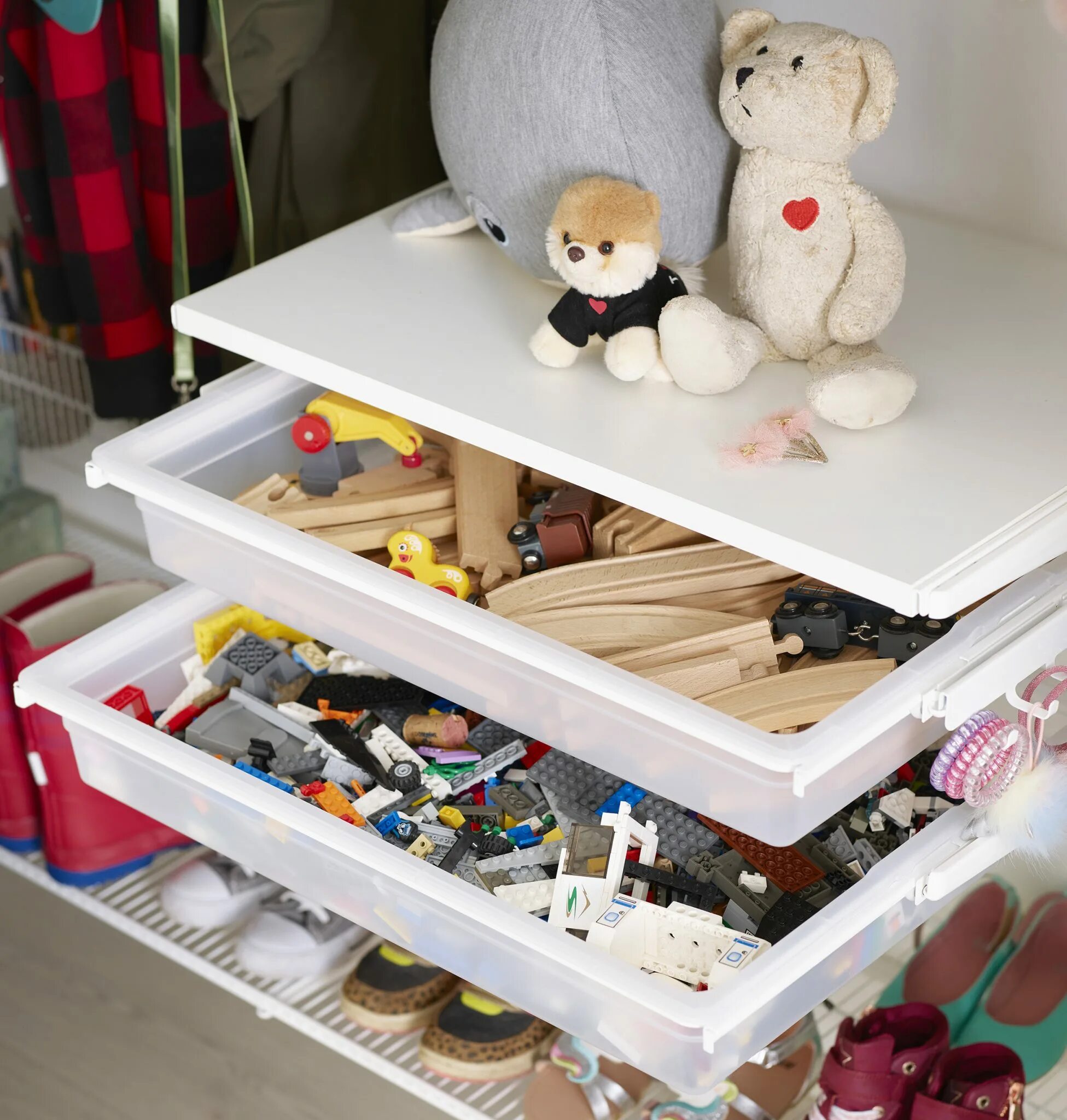Игрушки в детской комнате. Порядок в игрушках. Наводить порядок в комнате. Хранение игрушек в детской идеи. Хранение детских игрушек идеи.