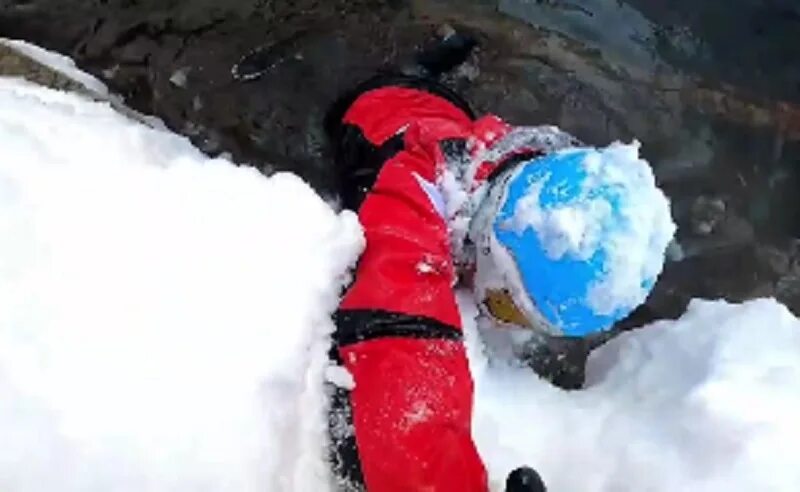 Мерзнем в Сочи. Руби Боул сноубордист спасение. Человек и лавина под водой картинка. В Сочи лыжник на скорости улетел с горной трассы в ледяной ручей. От холодного встречного ветра у лыжников замерзли