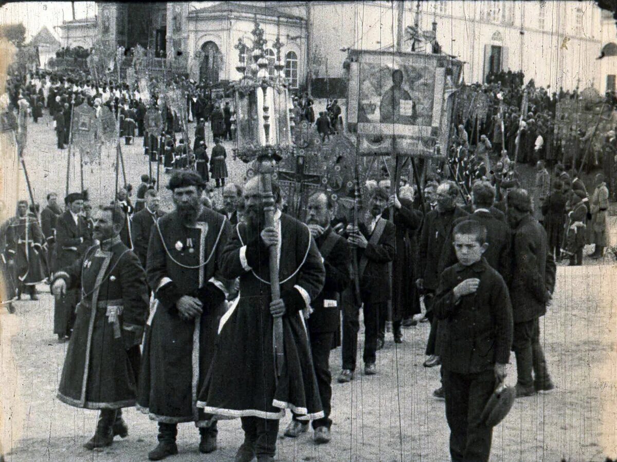 Старейшие общества россии. Крестный ход 1917г в Новочеркасске. Крестный ход в Москве 1918. Крестный ход 1918 Петроград. Крестный ход Кремль 1918.