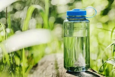 В бутылке находится вода объемом 0.5 л
