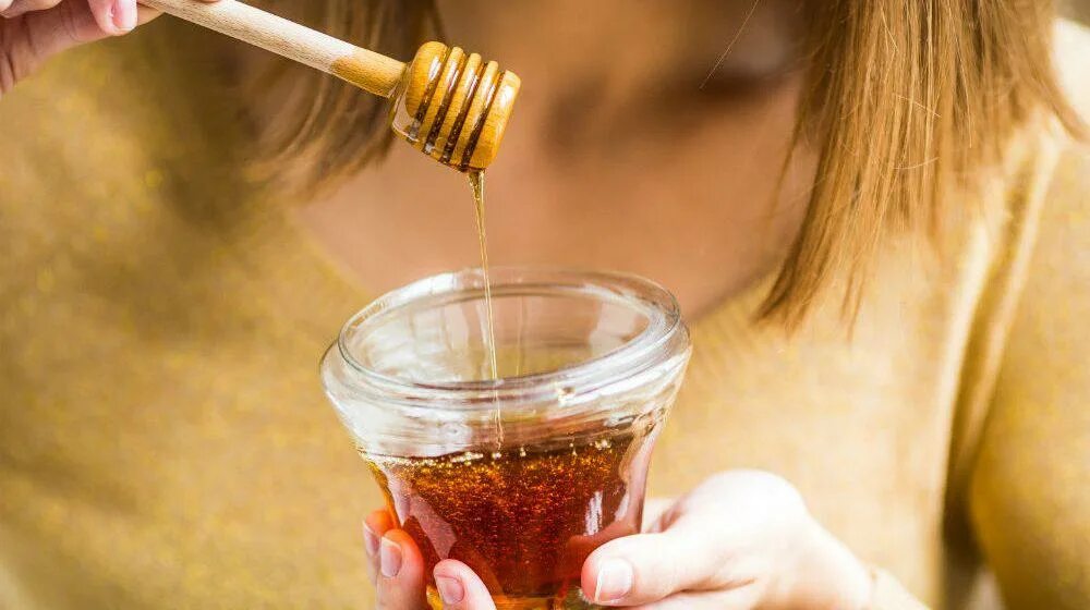 Honey девушка. Ложка для меда. девушка в меде. девушка ест мед.