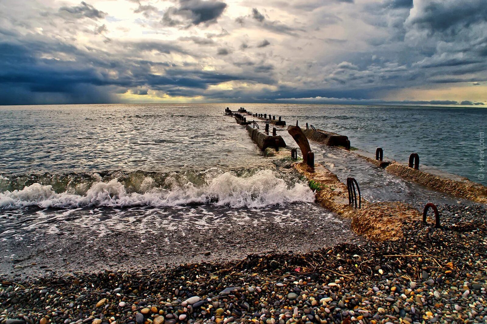 Почему закрыто море. Черное море Сочи. Черное море Абхазия Прибой. Черное море пляж Адлер. Черноморский пляж Сочи.