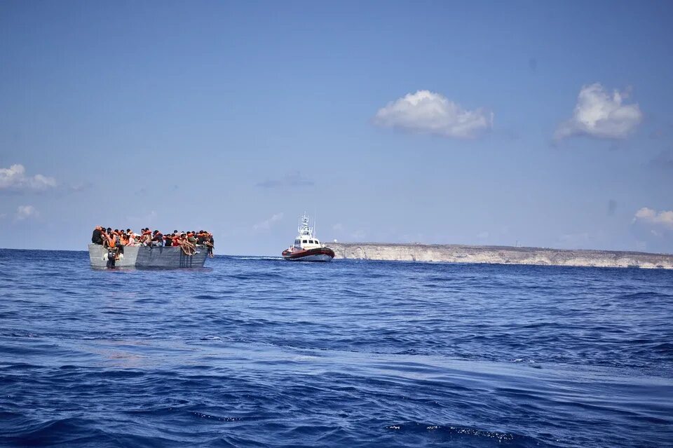 50 гиб. Опрокидывание катера. ДРК море. Опрокидывание лодки. Опрокидывание шлюпки.