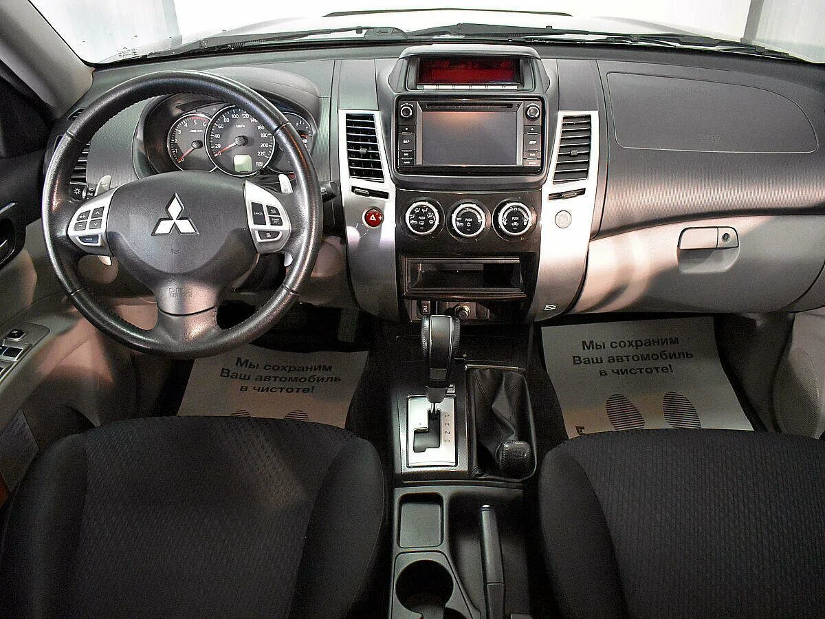 Панель pajero sport. Mitsubishi Pajero Sport 2012. Mitsubishi Pajero Sport 2 салон. Pajero Sport 2015 салон. Pajero Sport 2012 салон.