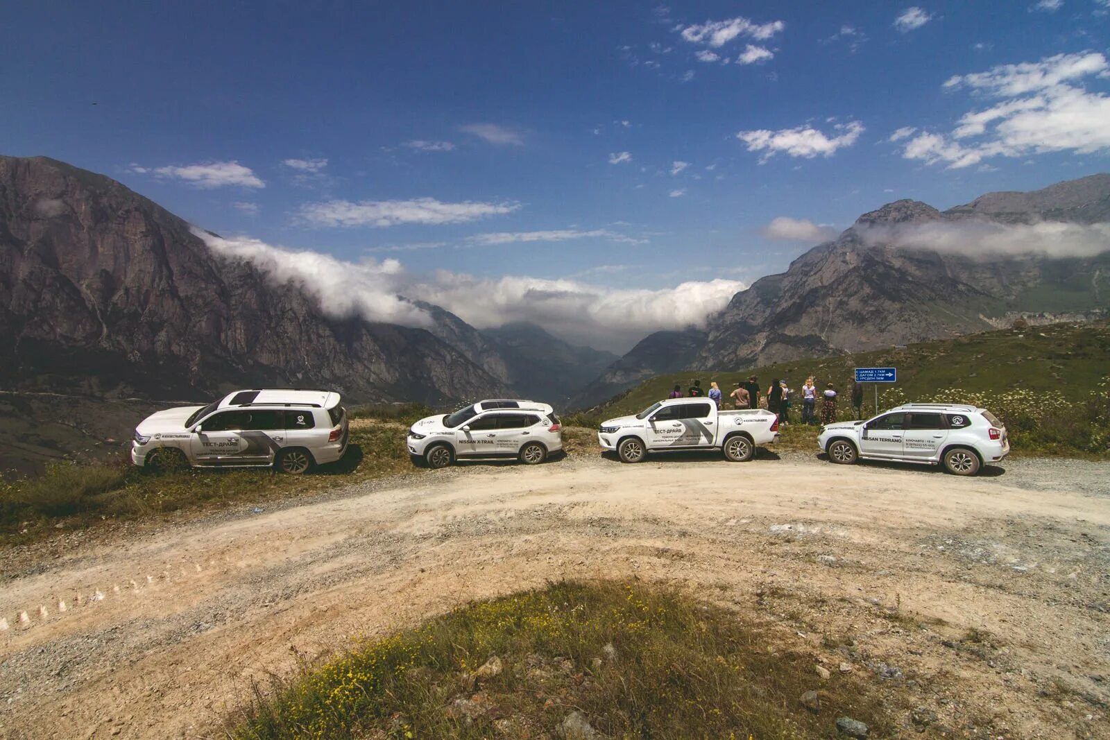 Село коби грузия. Джиппинг домбай. Кабардино балкария эльбрус джиппинг. Осетия на машине. Село вахтана южная осетия.