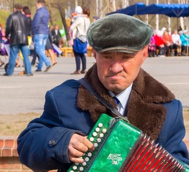 Чернушка подслушано вконтакте последние. Мужичок с гармошкой. Подслушано Чернушка. Кемерово гармонист Кабанов. Мужичок с гармошкой Королева.