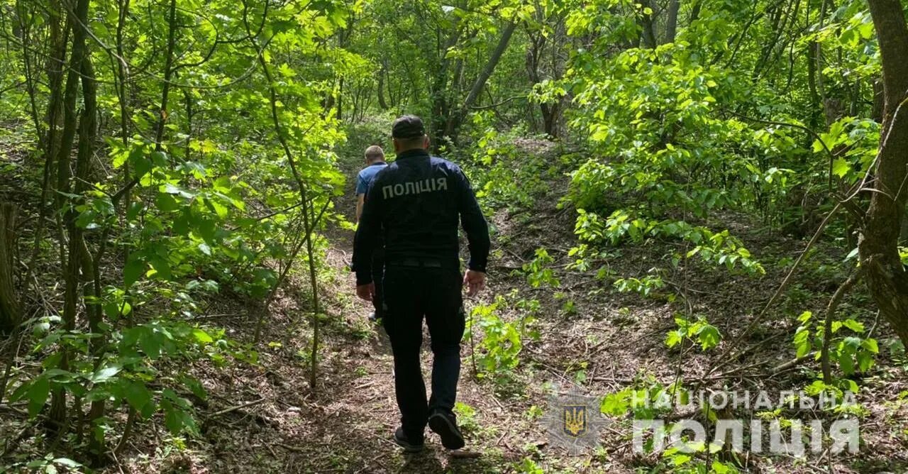 Одесский сбежал. Мальчик найден в лесу повешенным. Нашли повешенным в лесу.