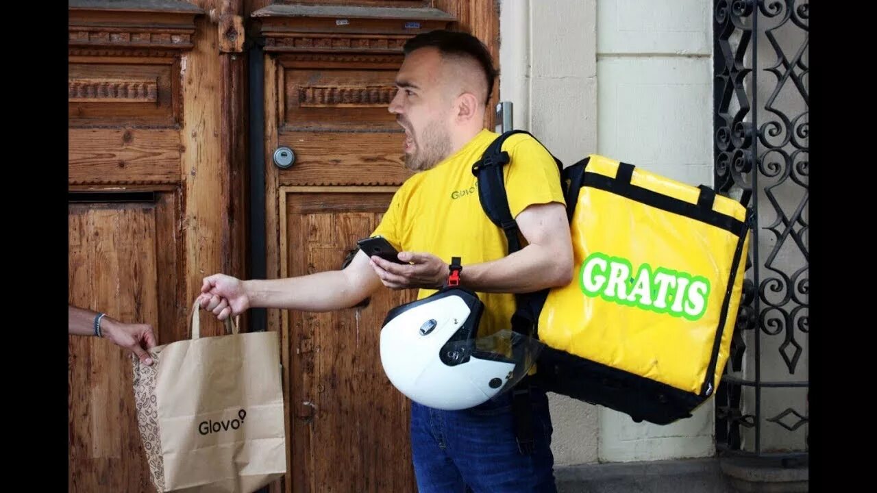 Доставка glovo. Сумка курьера глово. Glovo курьер. Доставщик еды на велосипеде. Сумка курьера глово.