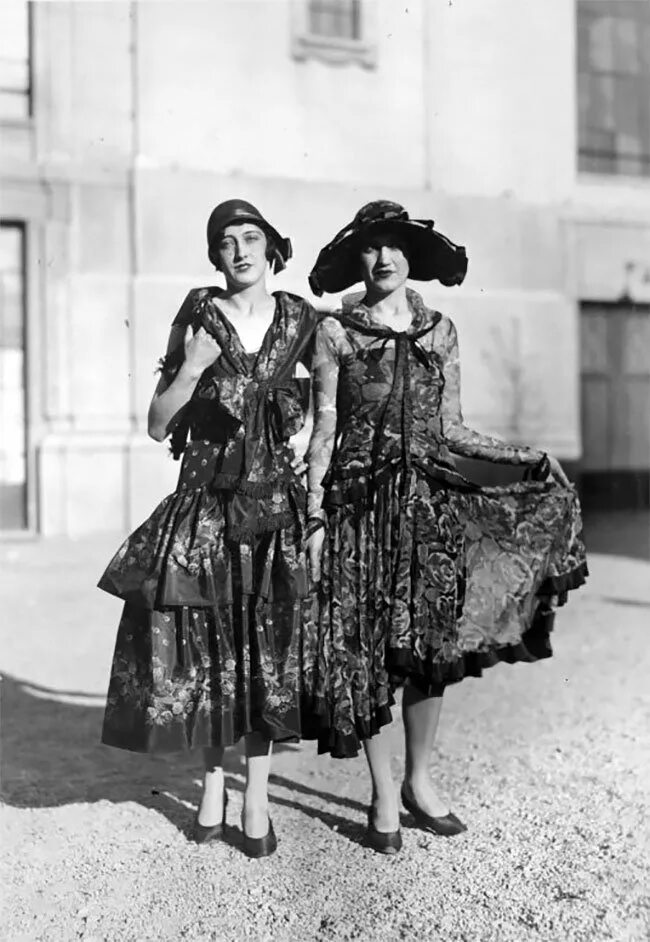 Мода Париж 1920-е. 1920е женская мода в Париже. Женская мода в 1920-1929 годы. Модницы 20-х годов 20 века. Жизнь в 20 30 годы прошлого столетия