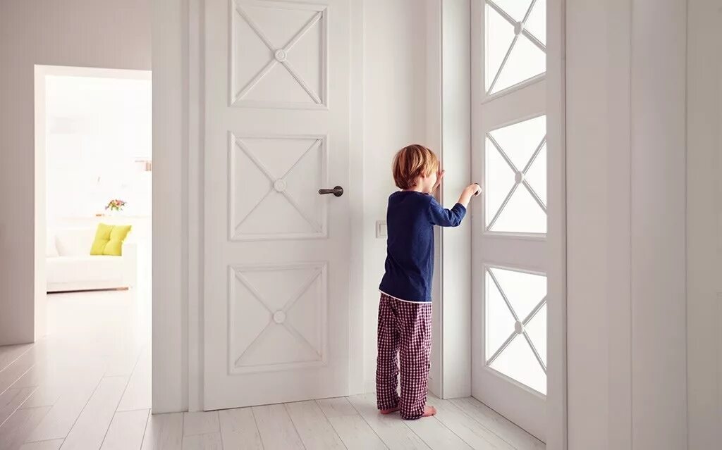 Мальчик и дверь открылась. Дверь для детей. Мальчик у двери. Мальчик за дверью. Ребенок открывает дверь.